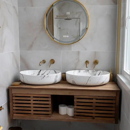 Spacious Two Bedroom Design Near Circo Massimo 아파트