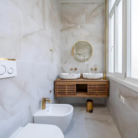 Spacious Two Bedroom Design Near Circo Massimo 로마